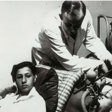 תאומות באחד מניסויי הזוועה של מנגלה