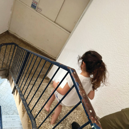 יורדים למקלט