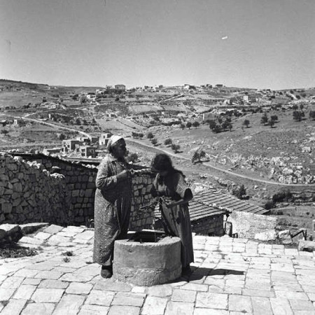 נשים ליד בור המים בירושלים, 1946