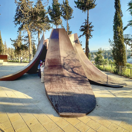 האנדרטה לנופלי חרבות ברזל בפארק רופין