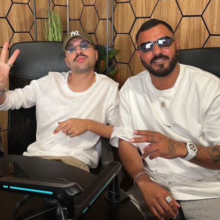 איתי לוי עם דניאל ציוני בספיישל ''אחד על אחד'' (צילום: רדיו 99.5 )