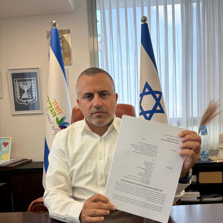 ראש מועצת חצור הגלילית, מיכאל קבסה עם העתירה לבג''ץ