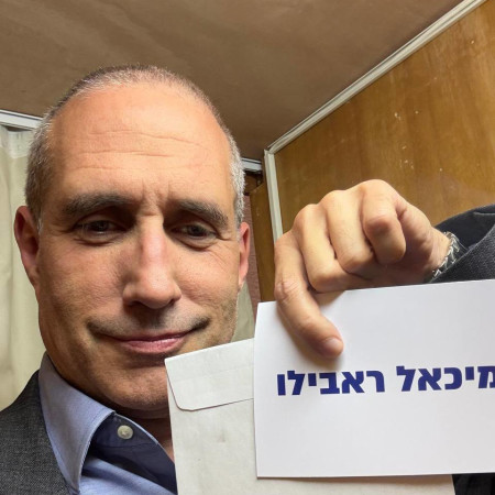 סלפי של ח''כ חנוך מילביצקי מצביע למיכאל ראבילו למבקר המדינה