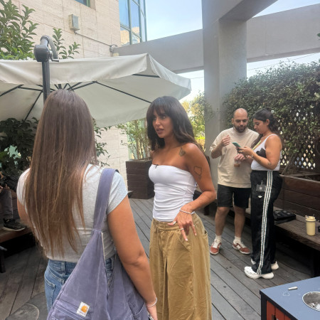 גל רובין בבניין רשת 13 (צילום: יח''צ)