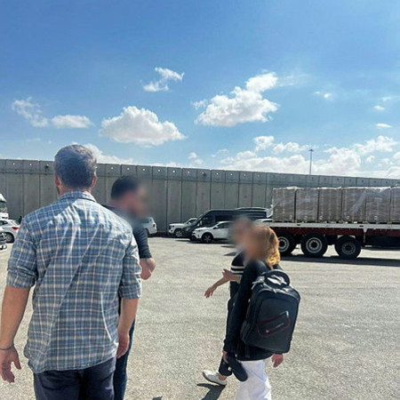 פאוזיה אמין סידו עם אנשי הביטחון ביום שחרורה