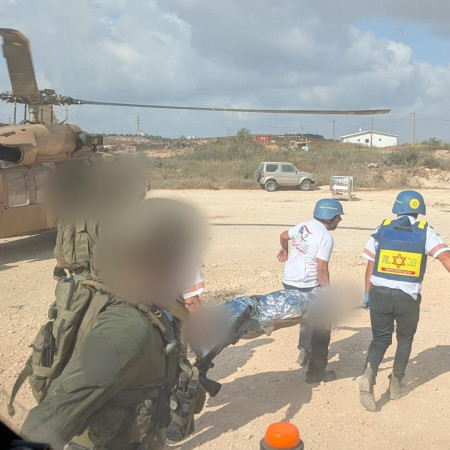 פינוי אחד הפצועים מהפיגוע בחוות גלעד