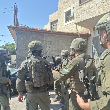 כוחות צה''ל בסריקות אחר המחבל מאירוע הדקירה בעוג'ה