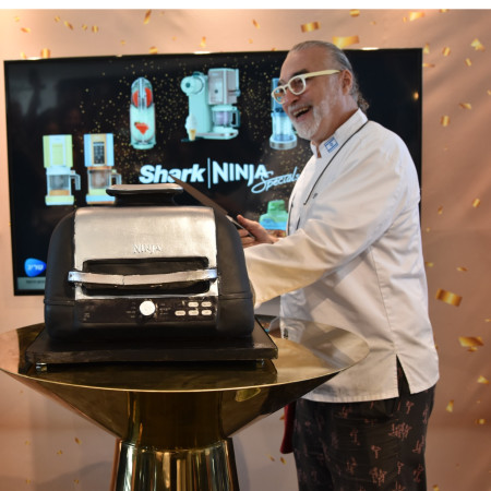 השף שאול בן אדרת מפתיע עם עוגה בצורת נינג'ה (צילום: שריג יבואן רשמי)