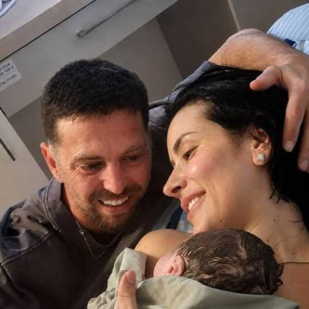 שורד השבי אלקנה בוחבוט ואשתו רבקה עם בתם החדשה מישל