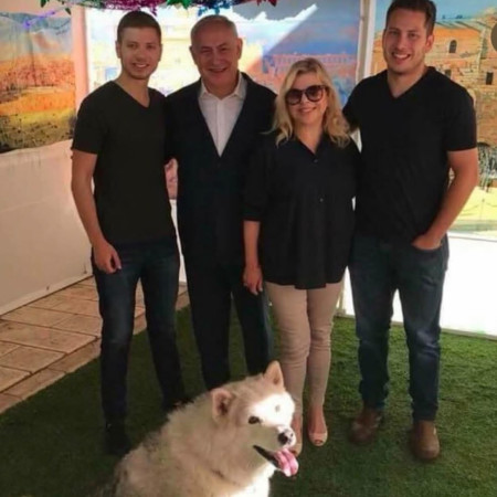 משפחת נתניהו בסוכה (צילום: אינסטגרם)