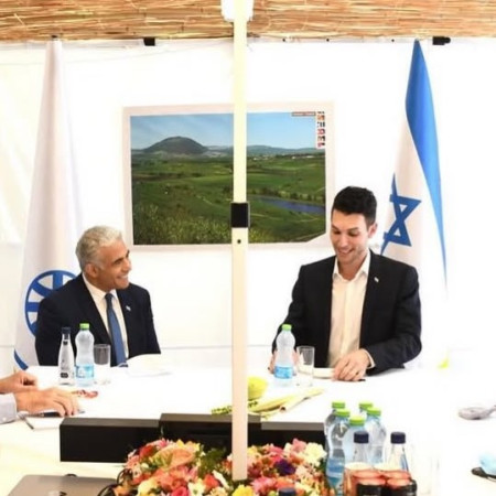 יאיר לפיד ועידן רול בסוכה (צילום: פייסבוק)