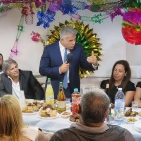 יאיר לפיד בסוכה של אמו של אבי עייש (צילום: פייסבוק)