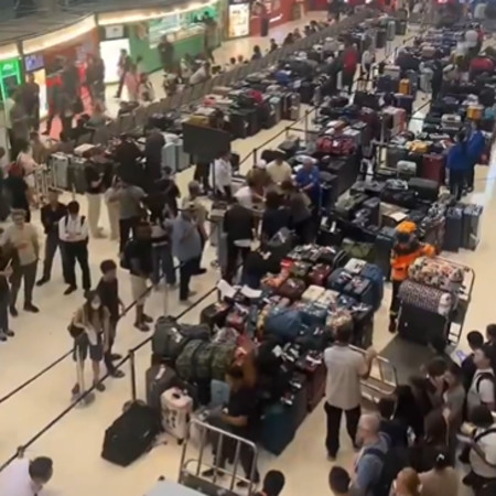 כאוס בנמל התעופה בבנגקוק, תאילנד, בעקבות ההצפות במדינה