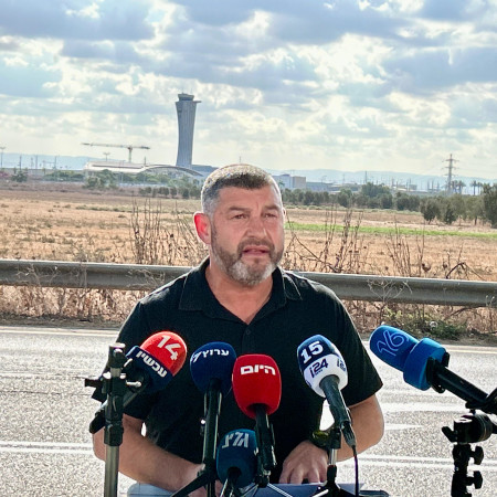 עופר וינטר במסיבת עיתונאים של מפלגת ''עמך''