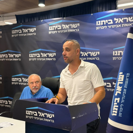 ישראל בן שטרית, אביגדור ליברמן