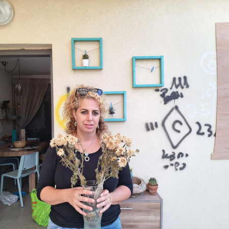 דלית רם אהרון, בכניסה לביתה בקיבוץ ניר עוז