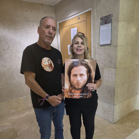 הוריו של מתן ליאור ז''ל, שרה'לה ועופר בפתח בית המשפט