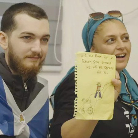 שורד השבי בר קופרשטיין עם אימו בבית החולים