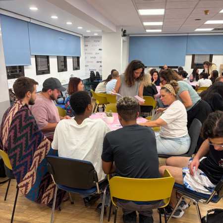 מפגש שולחנות עגולים מיוחד לבוגרי עמותת ''ילדים בסיכוי''