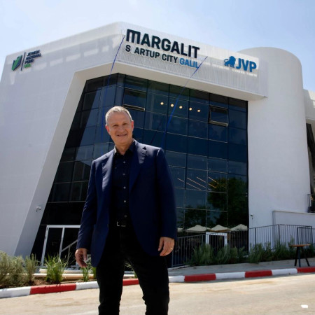 אראל מרגלית ומאחוריו מרכז הפודטק