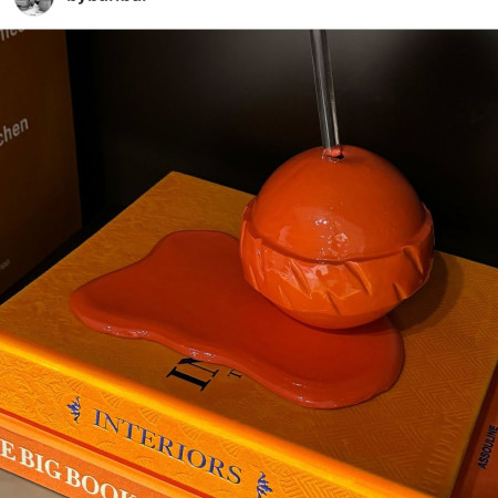 אחת היצירות של רפאלי, מתוך עמוד האינסטגרם החדש של המותג (צילום: צילום מסך אינסטגרם)