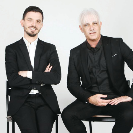 מימין: יוסי ודין פישר (צילום: גיל נחושתן)