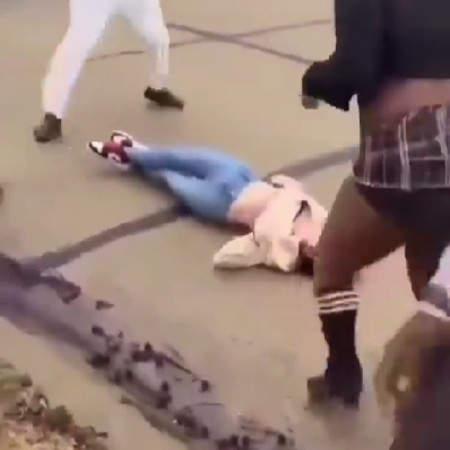 הקורבן, מוטלת על הכביש כשהיא סובלת מהתקף אפילפטי