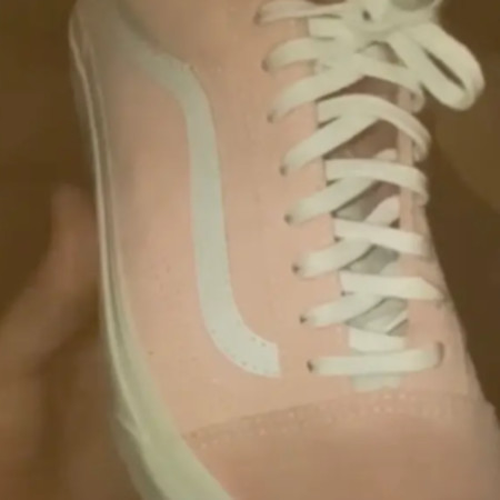 באיזה צבע הנעל הזו?