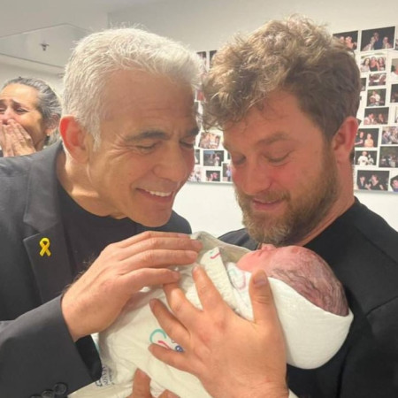 יאיר לפיד הפך לסבא (צילום: טוויטר)