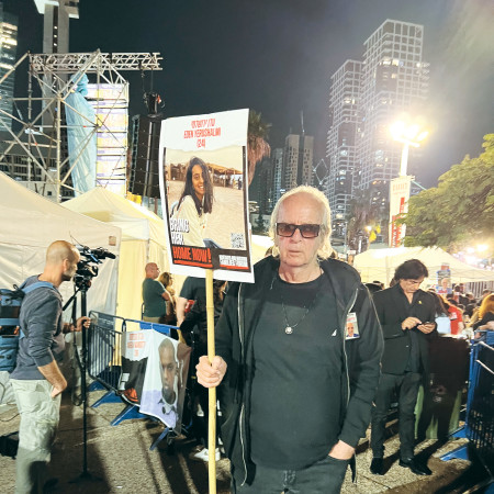 קשיש עומד במקום ציבורי ובוכה. זהבי מפגין שתיקה רועמת.