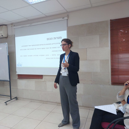 עו''ד אילה לונדנר מנכ''לית ''פורום הביתה'' בכנס הפורום