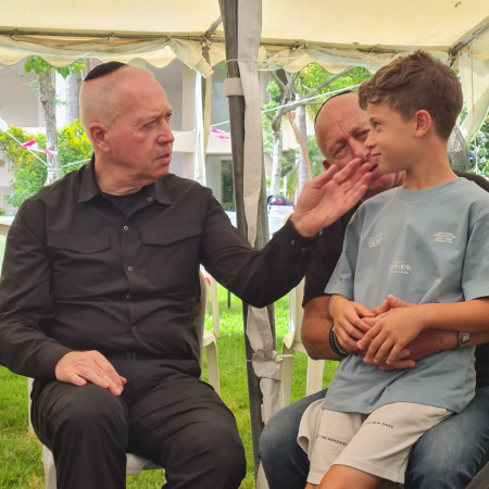 יואב גלנט חולק כבוד לחנן יבלונקה ז\'\'ל (צילום: פרטי)