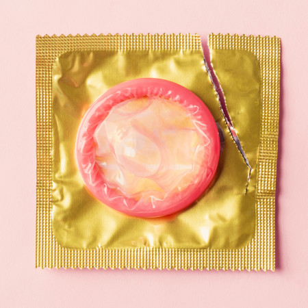 איתרה עטיפה ריקה של קונדום במזוודה של בעלה