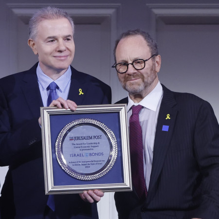 נשיא ומנכ''ל הבונדס דני נוה ויו''ר הדריקטוריון דר אנדרו האטר (צילום: שחר עזרן)