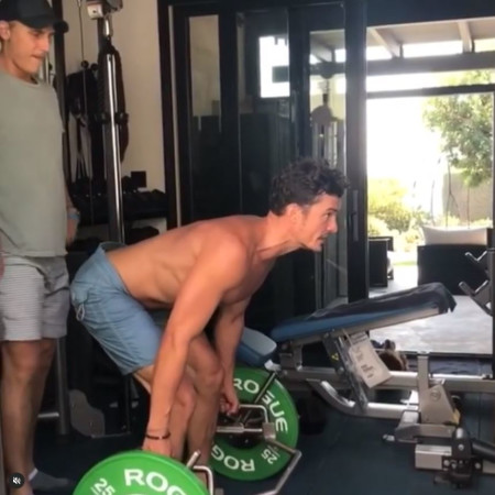 אורלנדו בלום מתאמן (צילום: צילום מסך אינסטגרם)