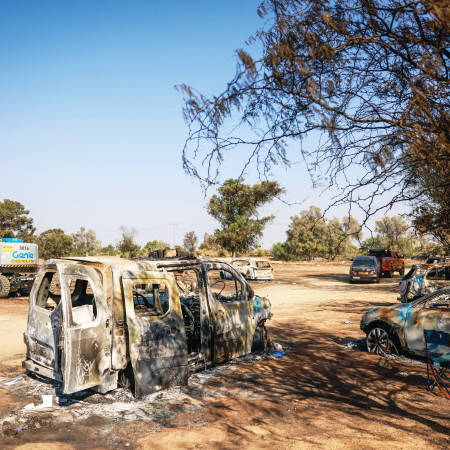 מכוניות שרופות במתחם הנובה ברעים