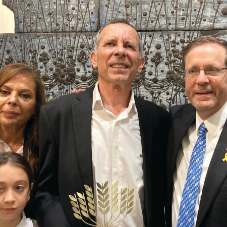 סלומון ביטון והנשיא יצחק הרצוג (צילום: לירן ביטון)