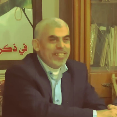 תמונתו של סינוואר מחייך מתוך הסרטון