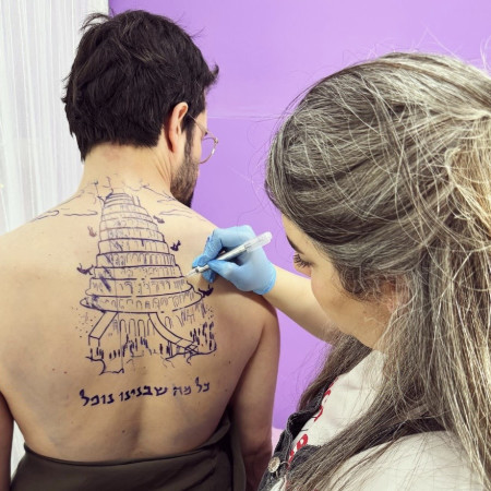 רן דנקר עם הרעיון לקעקוע (צילום: צילום מסך מתוך האינסטגרם)