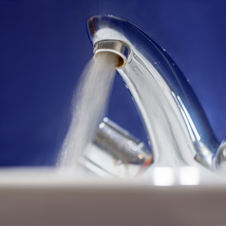 מים מהברז במקלחת