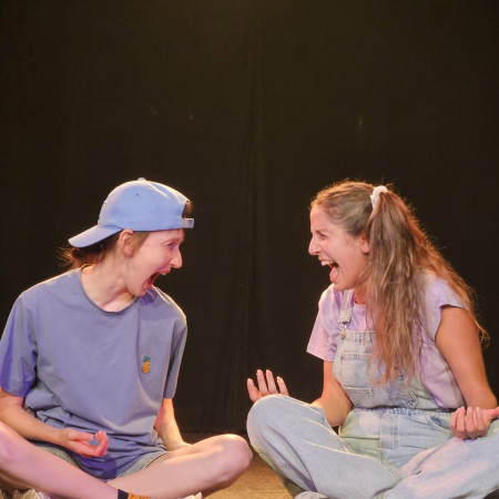 ילדים, הגיבורים הקטנים של התקופה המסחררת הזאת. מתוך ההצגה ''מגש של כסף''