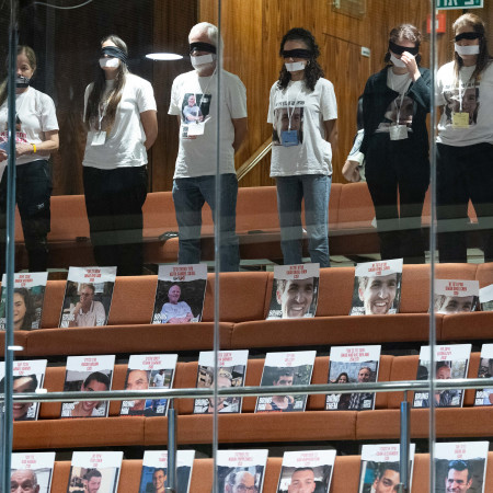 בני משפחות החטופים מפגינים בכנסת