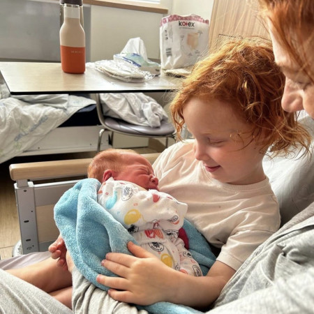 אסיה ורטהיימר ואחיה הקטן (צילום: צילום מסך מתוך האינסטגרם)