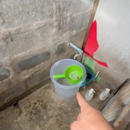 המקלחת במקום הלינה שעלה דולר אחד בלבד