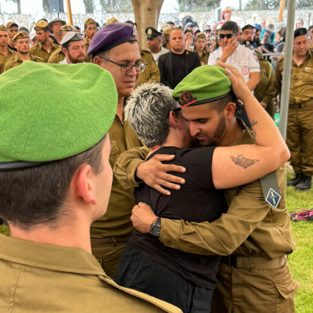 לרה מטודי בהלוויה של בנה ניתאי מטודי (צילום: שירן פרץ)