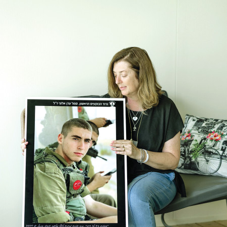 ג'ני אלוני מאופקים, ותמונה של בנה ערן ז''ל שנפל בעזה