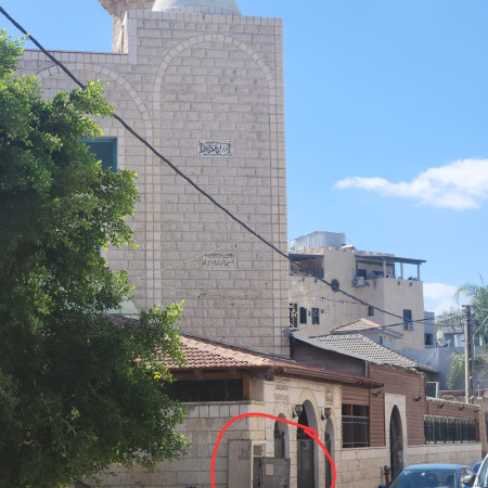 מטען בסמוך למסגד ברמלה (צילום: דוברות המשטרה)