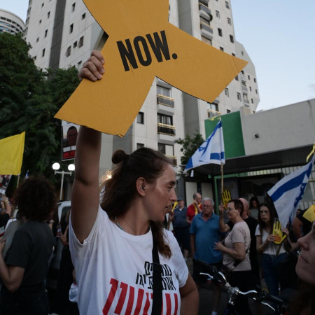 מפגינה בהפגנה מחוץ לביתו של סער בתל אביב (צילום: אבשלום ששוני)