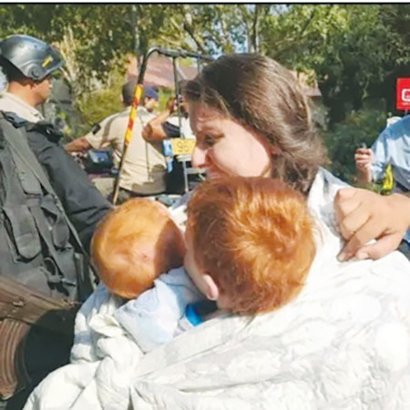 משפחת ביבס בחטיפה (צילום: רשתות ערביות)