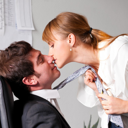 פיתתה אותו בעבודה 